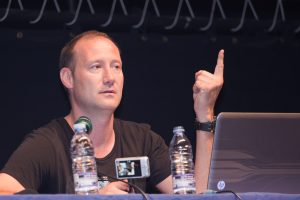 Pedro García Aguado impartiendo una charla motivadora sobre educación contemporánea